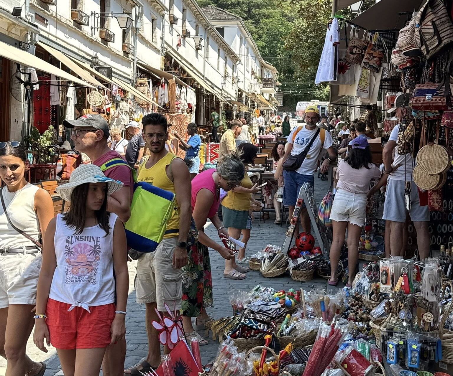 ”Verë në Gjirokastër”, fotolajm nga Rama. Qyteti i tejmbushur me turistë