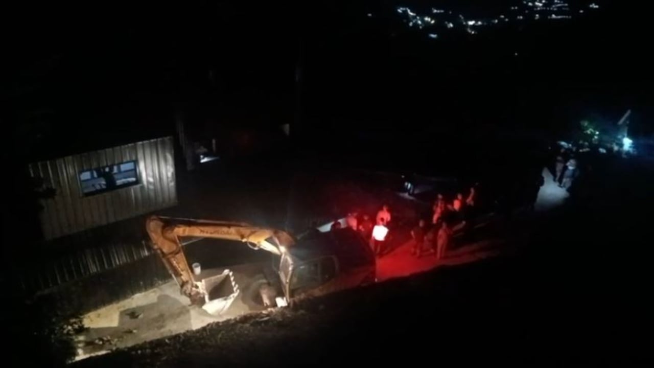 VIDEO/ Aksioni në Theth! Prishet banesa pas disa orëve tensione! Banorët u futën në godinë, përplasje me policinë