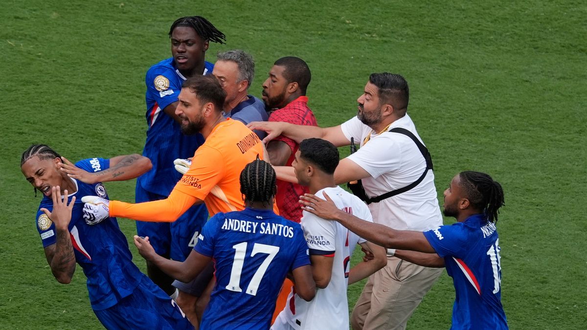 VIDEO/ Kaos pas finales së Botërorit të Klubeve, goditi sulmuesin e Chelsea, Luis Enrique thyen heshtjen