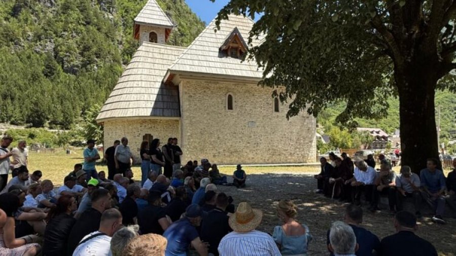 VIDEO/ Kuvendi i Burrave mblidhet para kishës: Asnjë investitor nuk do gëzojë tokë në Theth