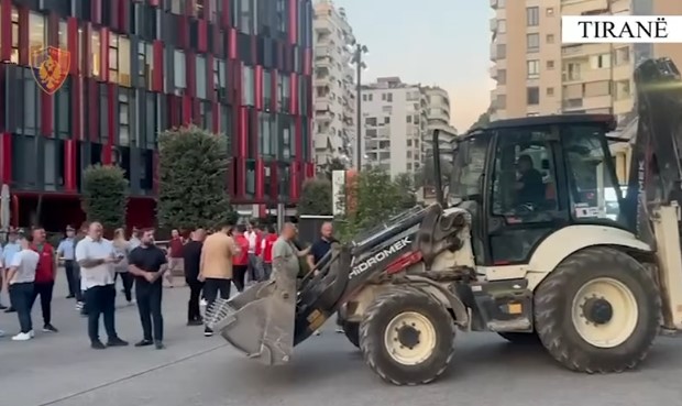 Video/Lirohen hapësirat te stadiumi “Arena Kombëtare”, në procedim disa shtetas…