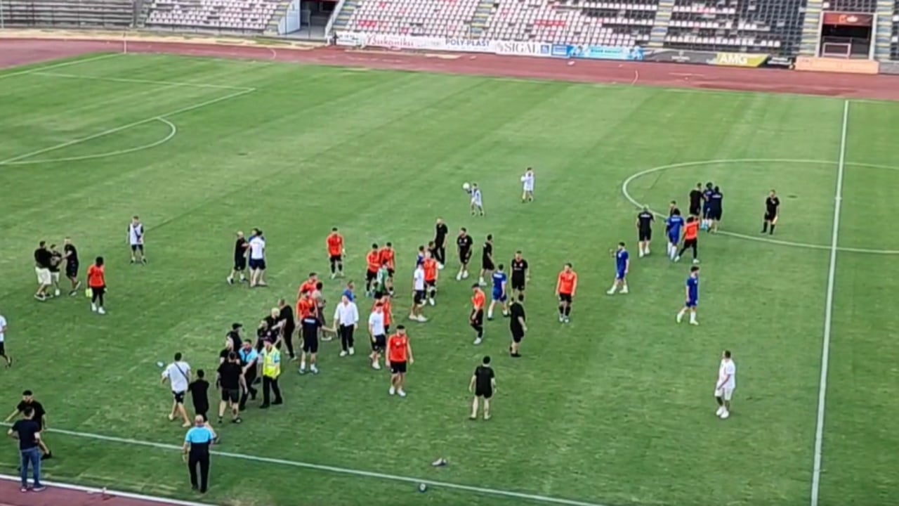 Video/ Nisi si miqësore, përfundoi si luftë! Plas grushti në futbollin shqiptar, në fushë futen edhe tifozët
