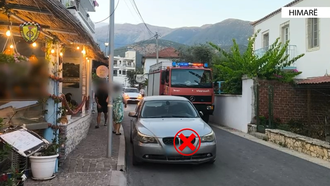VIDEO / Parkoi gabim dhe bllokoi zjarrfikësen, gjobë dhe procedim penal për 22-vjeçarin