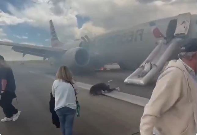 Video/ Pasagjerët përdorin rrëshqitësen për t’u evakuuar pasi aeroplani i American Airlines përfshihet nga flakët në Denver