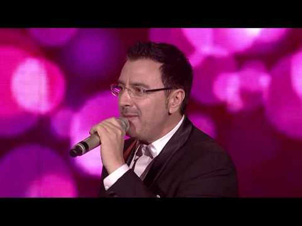 VIDEO: Pirro Çako interpreton këngën “Ndërmend e kam të të dua prapë…” (teksti: Teodor Keko)