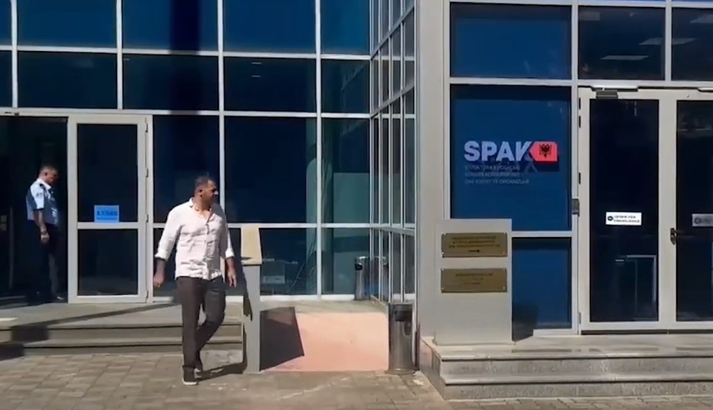 VIDEO që po “shpërthen” rrjetin/ Ergys Agasi shkon në SPAK, por ngatërron derën
