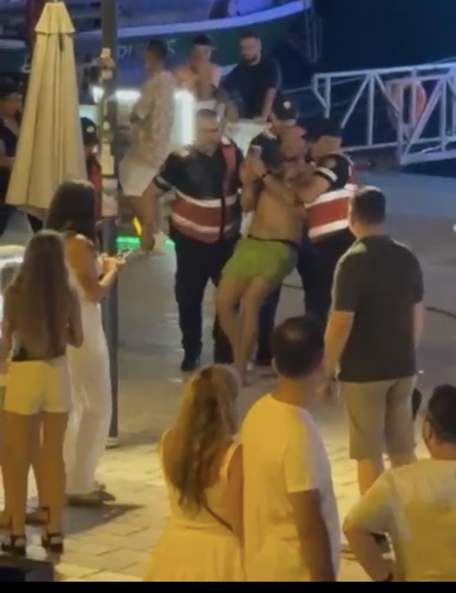VIDEO/ Sarandë – Po ecte me thikë në dorë mes qytetarëve, policia neutralizon shtetasin e huaj