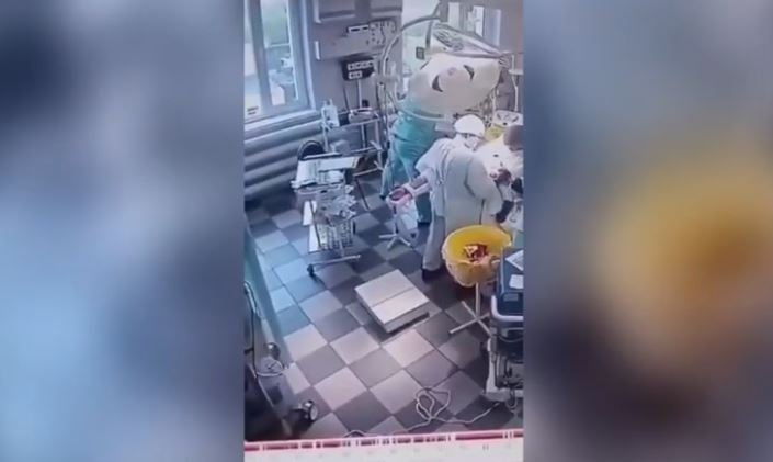 VIDEO/ Tërmeti në Rusi trondit kirurgët në sallën e operacionit, ekipi mjekësor mbulon pacientin dhe mban barelën