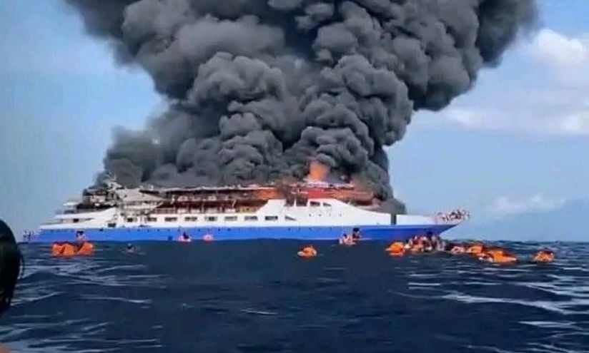 Video/ Tmerr në det! Anija shpërthen në flakë, 280 pasagjerë hidhen në ujë! 5 të vdekur