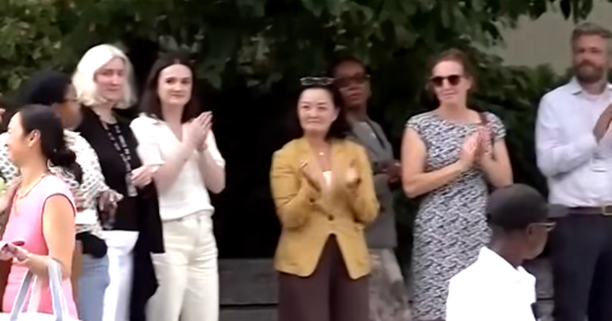 VIDEO/ Yuri Kim proteston në rrugë…në Amerikë e largojnë nga puna