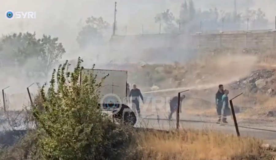 VIDEO/ Zjarr i madh në Qafë Buall, flakët shkaktojnë probleme edhe në rrugën e Arbrit