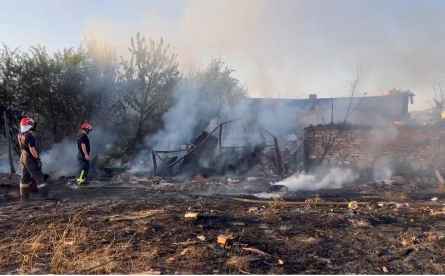 VIDEO/ Zjarr në një banesë në ‘rrugën e Ersekës’, plagoset pronari