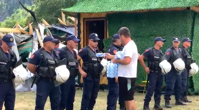 (VIDEO)Vijon aksioni në Theth, banorit që po i shemben vilat u shërben policëve ujë