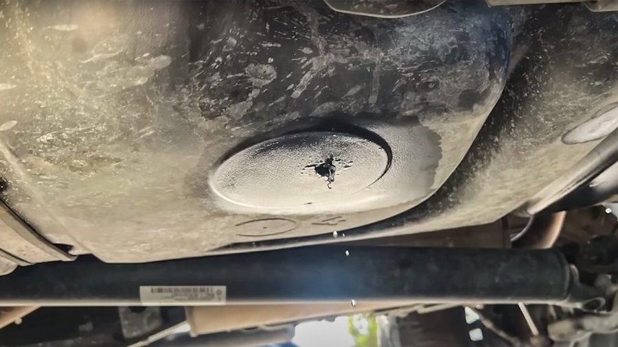 Vidhnin karburant nga makinat e parkuara në zonën e Breshias, arrestohen 2 shqiptarë në Itali