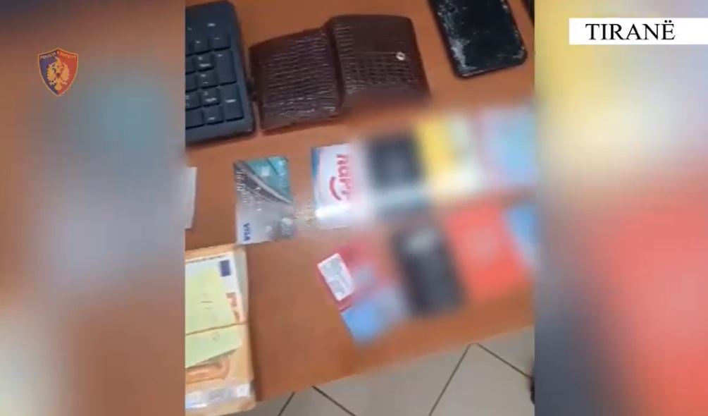 Vidhte portofola, celularë dhe para në stacionet e autobusëve, kapet “skifteri” në Tiranë! I sekuestrohen 6 mln lekë dhe 8 mijë euro