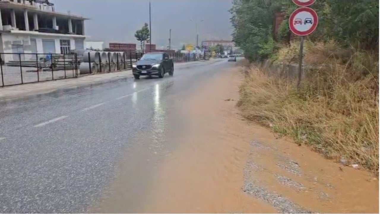 Vijojnë reshjet e dendura të shiut në Kukës, autoritetet thirrje drejtuesve të mjeteve: Tregoni kujdes! Ja cilat akse janë problematike