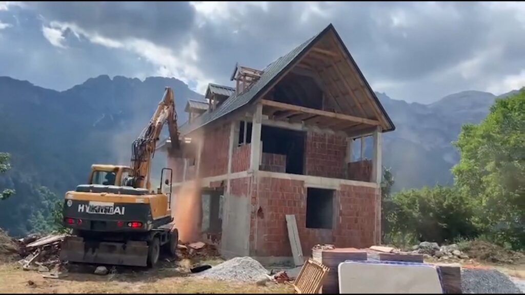 Vijon aksioni i shembjes së ndërtimeve në Theth