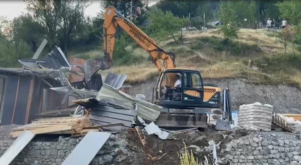 Vijon aksioni në Theth, prishen 60 ndërtime pa leje por nuk mungojnë tensionet