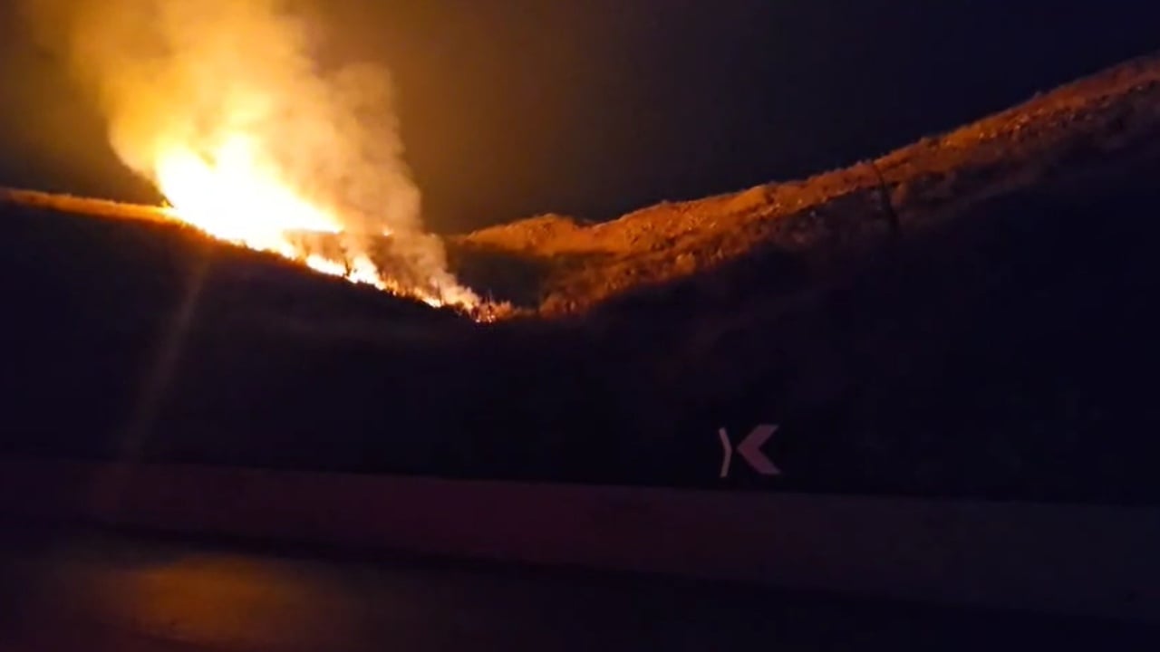 Vijon zjarri në Delvinë, terreni i thepisur bën të pamundur ndërhyrjen nga toka, ndërpritet operacioni nga ajri