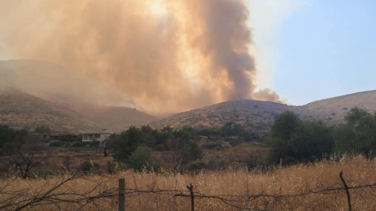 Vijon zjarri në fshatin Markat të Konispolit, terreni i thepisur vështirëson punën për shuarjen e flakëve