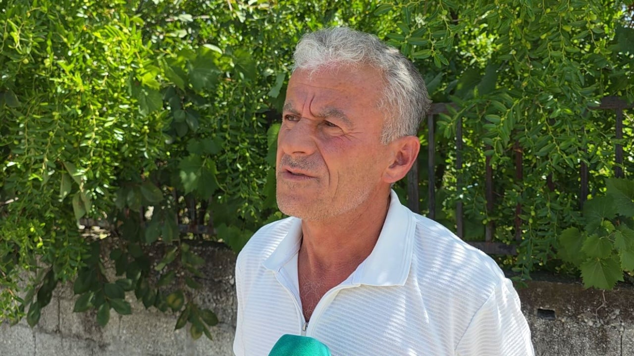 Vrasja e kryefamiljarit në Fier/ Fqinji: E trajtonin shumë keq, qëndronte veç në një dhomë të vogël, nuk ishte i dhunshëm