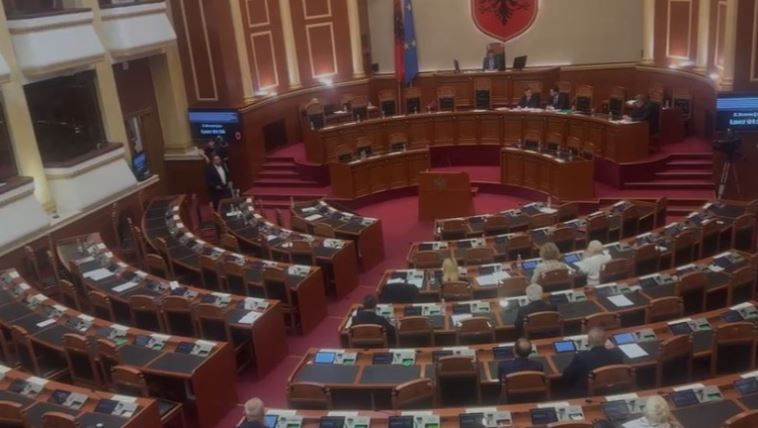 Zbrazen karriget e PD/ Deputetët e opozitës largohen nga Kuvendi, ironizon Balla: Ora 5 e mirë për gjumë