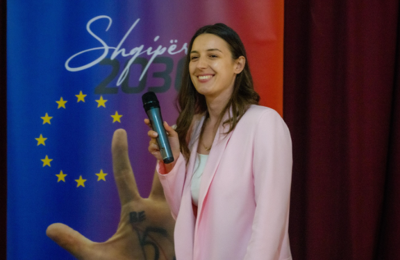 Zegjine Çaushi rikthehet në Kuvend pas tërheqjes së Maldrita Bardhos