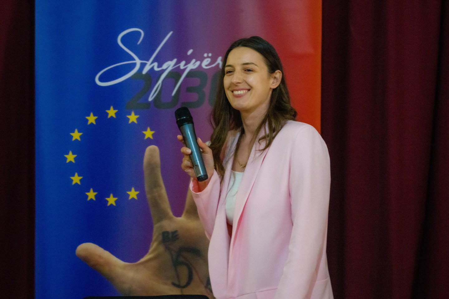 Zegjineja falënderon PS-në dhe Maldritën që i hapi rrugën për në Kuvend, por nuk i ndahet Bardhit…