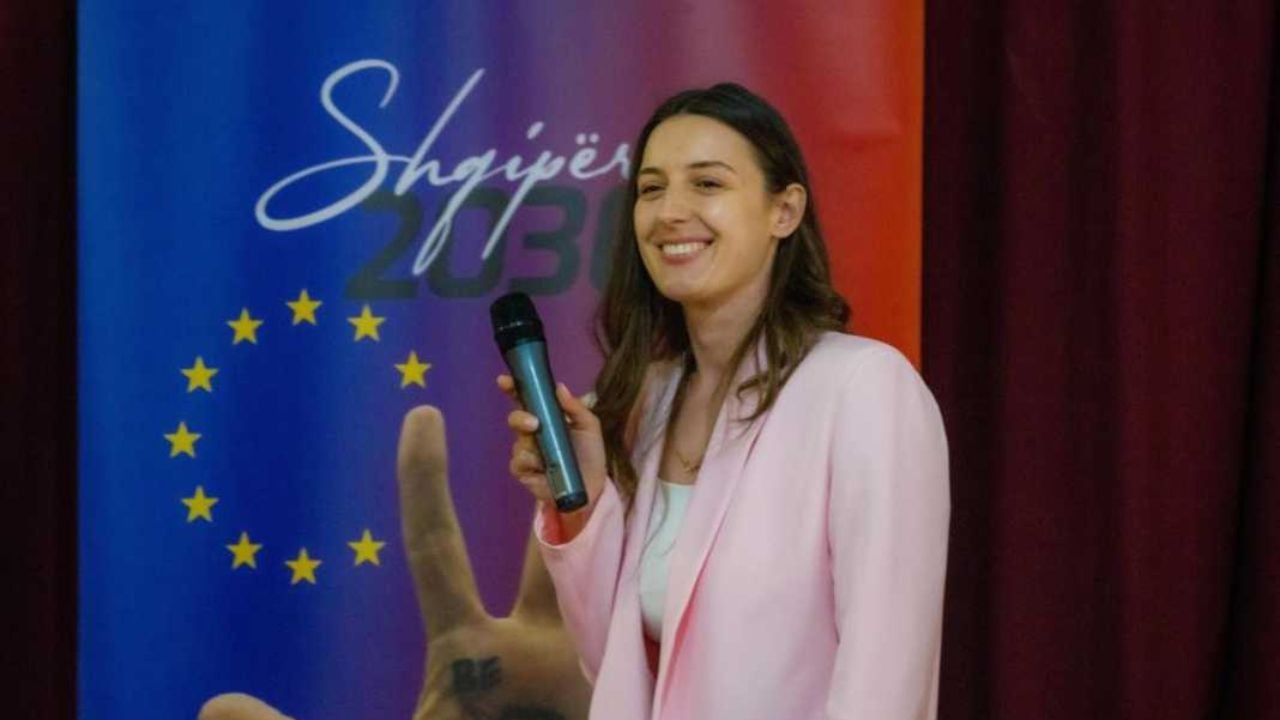 Zegjineja përfundon Akademinë e PS-së! Zbulon vendin se ku është duke pushuar, nuk është Darëzeza…