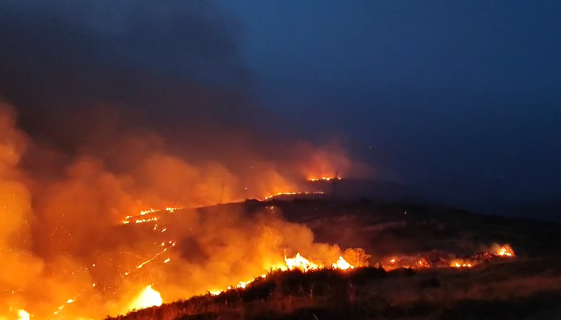 Zjarr i madh në Piqeras, flakët i afrohen banesave