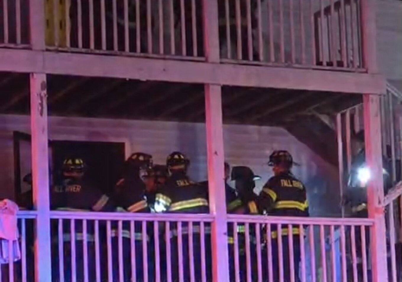 Zjarr i madh në qendrën e kujdesit ndaj të moshuarve në Massachusetts, shumë viktima dhe të plagosur