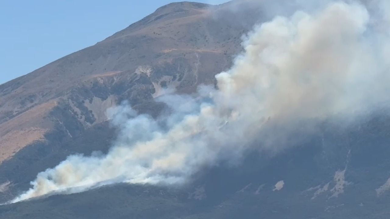 Zjarr në fshatin Sevaster të Vlorës, flakët djegin bimë e pemë, ndërhyrja nga zjarrfikëset e vështire për shkak të terrenit malor