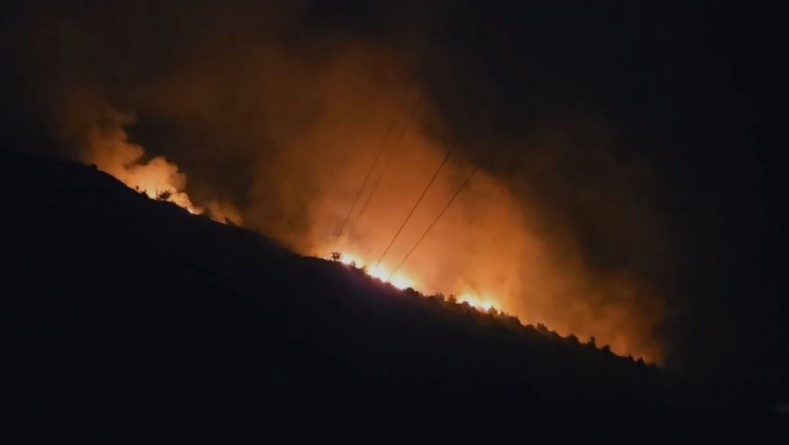 Zjarr në kufi! Vatra pranë doganës së Kapshticës riaktivizohet natën, ndërhyrja e pamundur