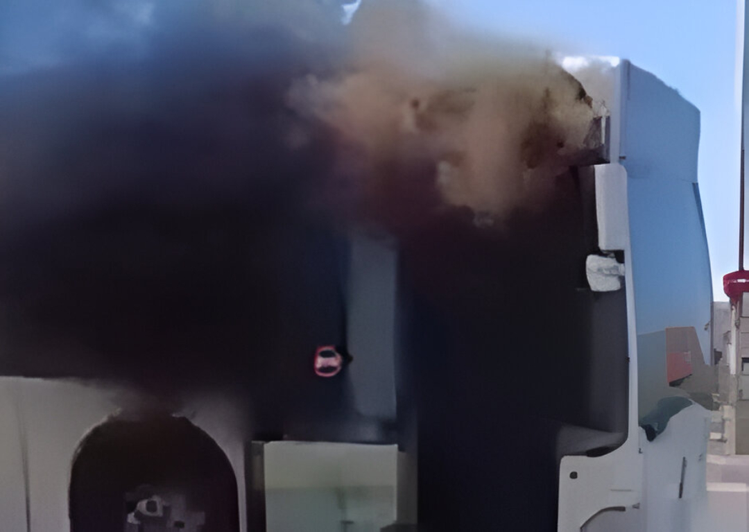 Zjarr në mes të Tiranës!/ Urbani merr flakë me pasagjerë brenda, momente frike në kryeqytet (VIDEO)