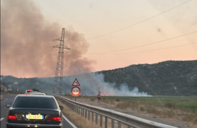 Zjarr në Velipojë, tymi pushton rrugën kryesore