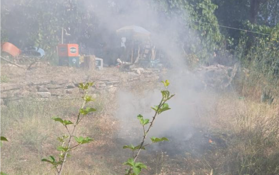 Zjarr pranë varrezave të Dëshmorëve në Gjirokastër