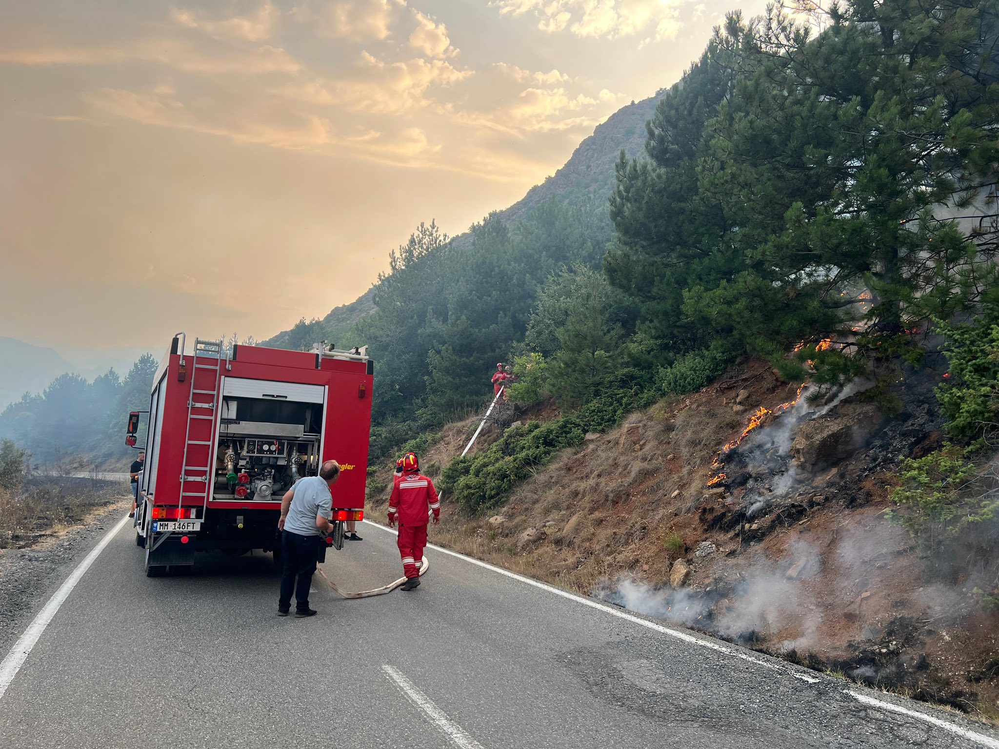 Zjarret, MM: 21 vatra aktive në vend/ Ndërhyrje nga ajri e qindra forca në terren