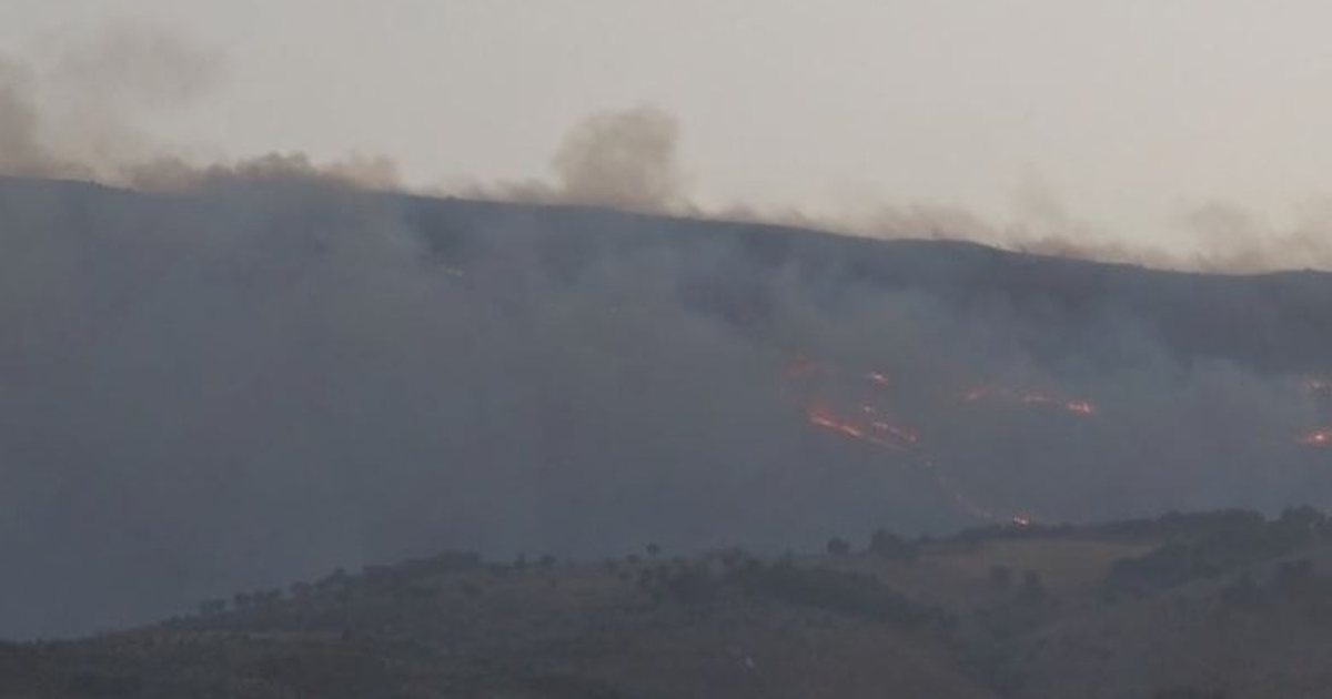 Zjarret “pushtojnë” vendin/ Mali i Shpiragut përfshihet nga flakët, kërkohet ndërhyrja nga ajri.
