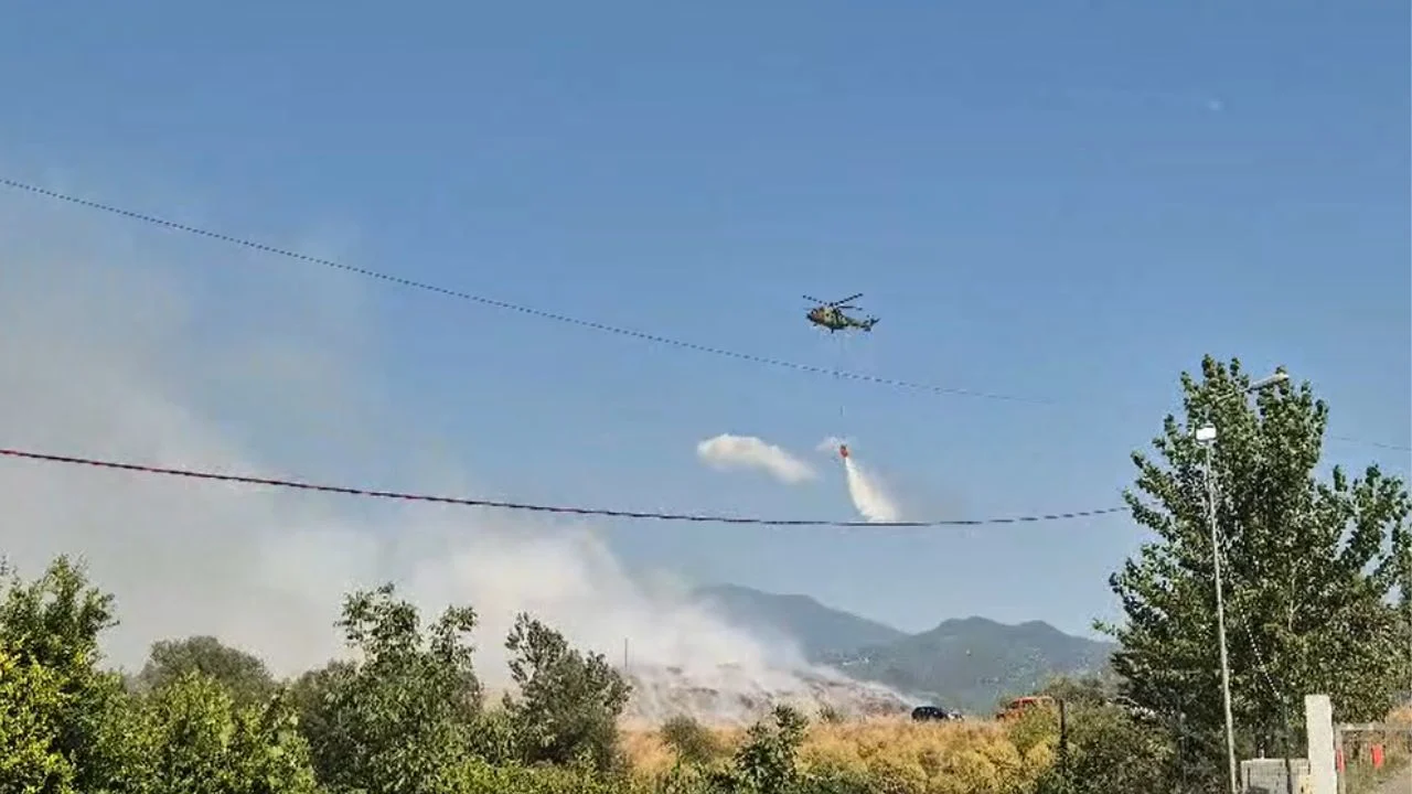 Zjarrfikësit nuk shuajnë dot flakët në landfillin e Elbasanit, nis ndërhyrja nga ajri