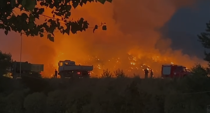 Zjarri masiv në fushën e mbetjeve në Elbasan, drejtori i shërbimit zjarrfikës: Është angazhuar edhe ushtria