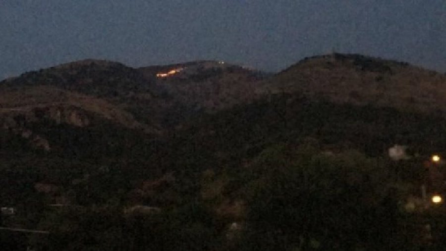 Zjarri në Borsh/ Dyshohet për zjarrvënie të qëllimshme nga 50-vjeçari me probleme mendore