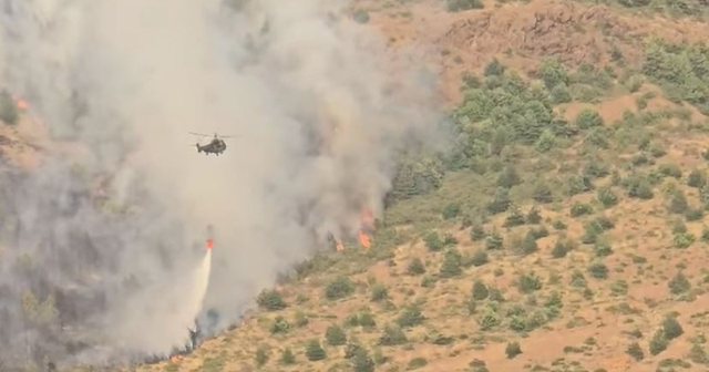 Zjarri në Bulqizë, ndërhyhet nga ajri me dy helikopterë