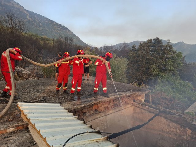 Zjarri në Delvinë, Ministria e Mbrojtjes: Angazhohen edhe 62 efektivë të Këmbësorisë së Gjirokastrës