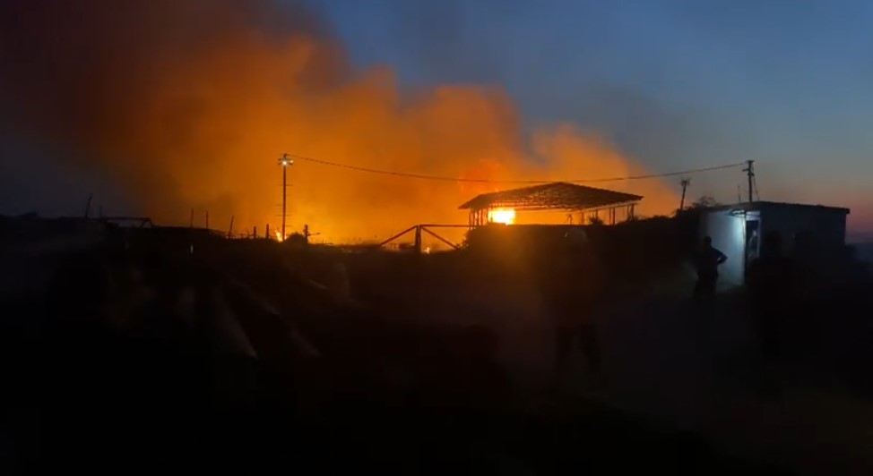 Zjarri në Drenovë/ Flakët arrijnë pranë një pusi nafte e nënstacioni elektrik