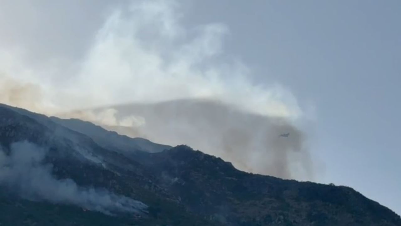 Zjarri në Dukat/ Flakët rrezikojnë fshatin, u afrohen banesave, vijojnë punën dy avionët nga Greqia