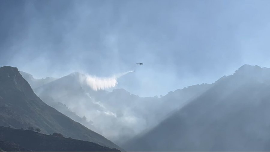 Zjarri në Dukat të Vlorës vazhdon për të pestën ditë, flakët afrohen rrezikshëm pranë Parkut Kombëtar të Llogorasë