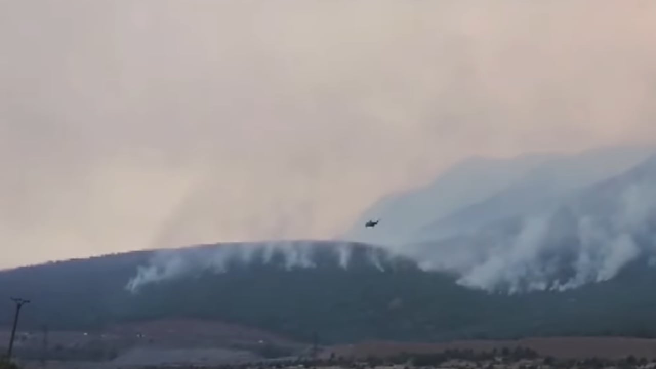 ‘Zjarri në Kalasë të Delvinës, serioz’, Ministria e Mbrojtjes: Zjarrfikësit dhe helikopteri ‘Black Hwak’ në ‘luftë’ për shuarjen e flakëve