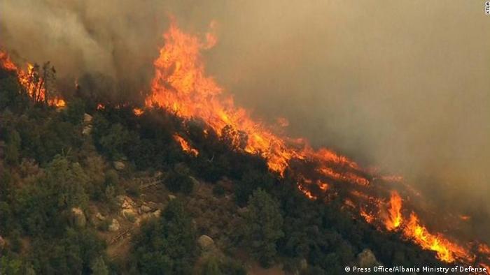 Zjarri në Shkopet del jashtë kontrollit, flakët mbi digën e HEC-it dhe afër banesave