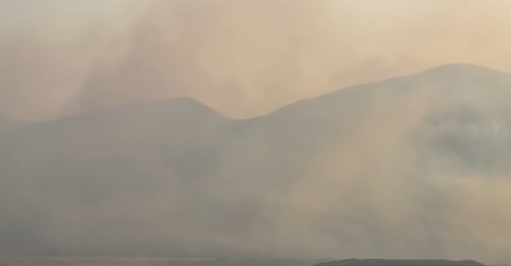 Zjarri po i afrohet fshatit në Delvinë, banorët largohen në panik (VIDEO)