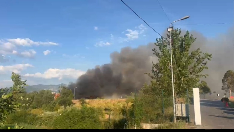 Zjarri tek landfilli i inceneratorit të Elbasanit, Policia: Nisëm hetim për të përcaktuar shkakun